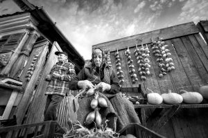Premiul special pentru întreaga colecție din concurs - TORDAI EDE (Târgu Mureș) - Ceapa din Chibed / Împletirea cepei pentru comercializare în Chibed (Mureș), 2016 // Special prize for the entire collection F-DE 2017 -The onion from Chibed / The village of Chibed, in Mureș County, is well known for cultivating and selling onions