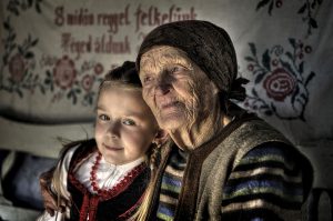 Premiul al III lea, secţiunea color - TORDAI EDE (Târgu Mureş) - Cu străbunica în Păltiniş (Harghita) // 3rd Prize, colour section -With the great-grandmother in Păltiniş (Harghita County)