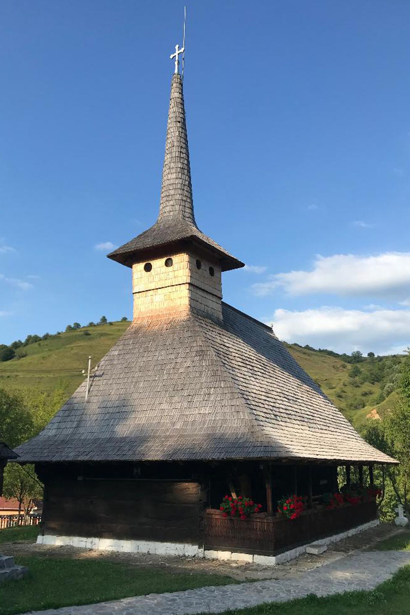 BISERICA DE LEMN DIN TĂUȚI